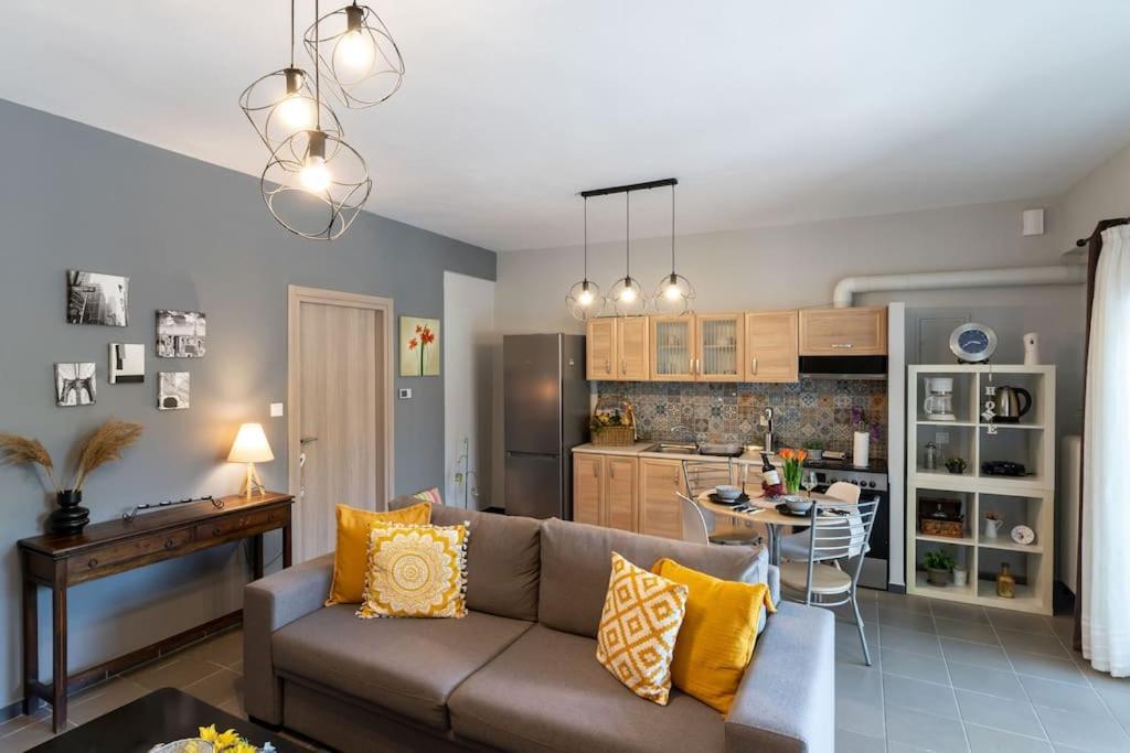 Elenis Cozy Apartment Larissa Bagian luar foto